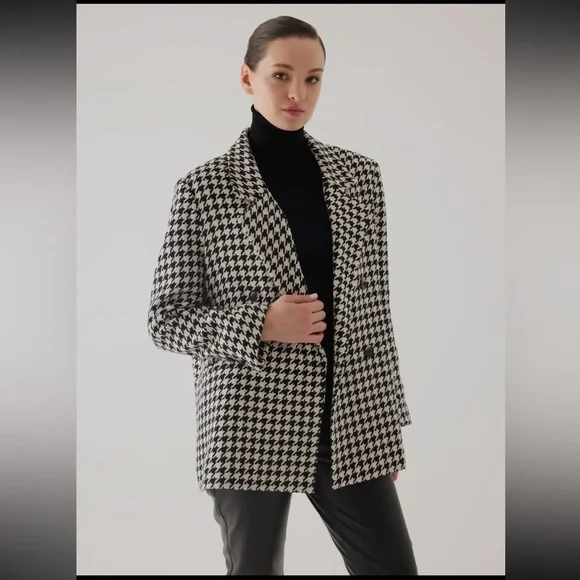 Houndstooth Pattern Ecru Oversized Blazer
Jacket - Picture 2 of 7